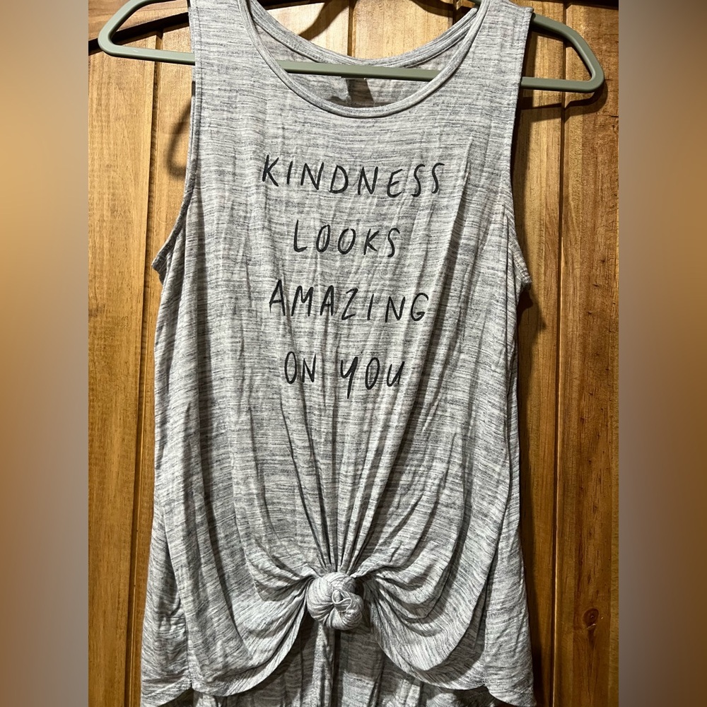 🎈$5 DEAL: Old Navy Gray “Kindness looks Good on you” tank